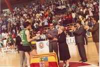 Jos Mara Margall recoge el trofeo de vencedor del Memorial Corominas con los padres de Corominas