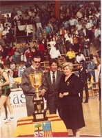 Jos Luis Rubio con los padres de Corominas, en el trofeo que llevaba su nombre