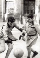 Jos Antonio Martn Espldora y Gil Crdoba jugando en el recreo de Jesuitas