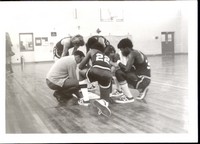 El entrenador de la Base Americana dando instrucciones a sus jugadores.