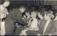 Douglas Mullins, Ángel Anadón, Coronel Preston de la base americana y Sra. Mullins  en los preliminares de los Globetrotters