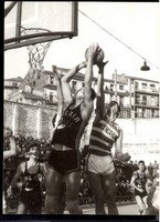 Jorge Guillén elevándose a canasta y Julio Descartín