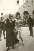 Julio Descartín observando el saque realizado por Miguel Larumbe, en el salto Jorge Guillén y Pachi, de árbitro Cano