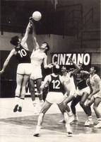 Lorenzo Alocén disputando un salto entre dos